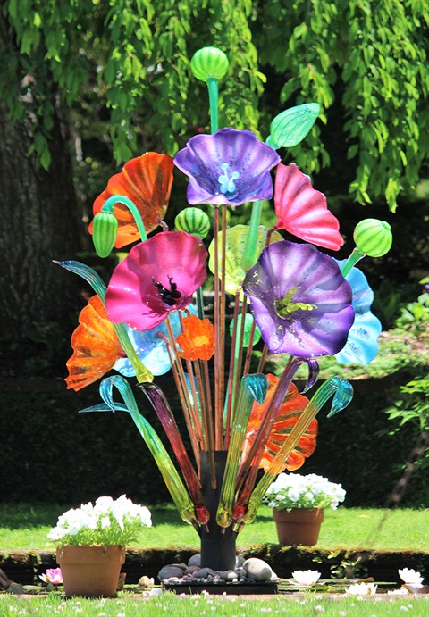 Glass sculpture featuring a bouquet 